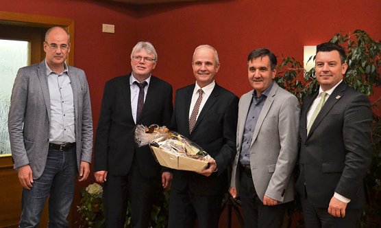 v.l.: Verabschieden Landrat Thomas Brych (Mitte): Landrat Matthias Jendricke, Landrat a. D. Martin Skiebe, Landrat Thomas Balcerowski und Landrat Andr&eacute; Schr&ouml;der (Foto: Hellwig/RVH)
