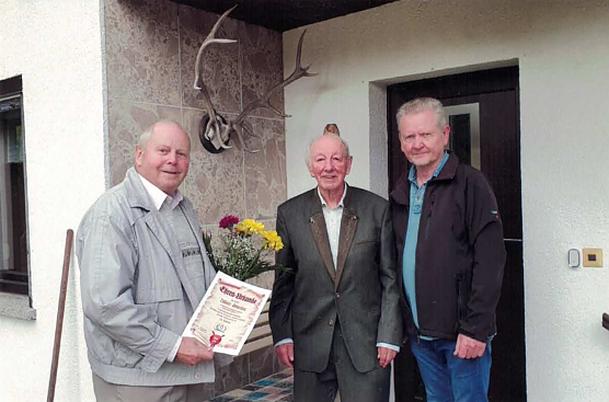 ie Vorstandsmitglieder Manfred Wedekind (li. im Bild) und Helmut Schneider (re. im Bild) &uuml;berbrachten die Gl&uuml;ckw&uuml;nsche.  (Foto: Siegbert Knopf)