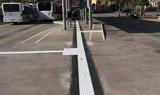 Ein Teil des Blindenleitsystems am Bahnhofsplatz im Oktober vergangenen Jahres (Foto: Stadtverwaltung Nordhausen)