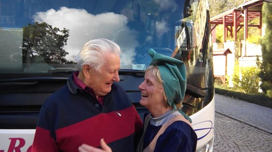 Immer wieder eine herzhafte Begr&uuml;&szlig;ung zwischen Herbert Weschcke, Vorsitzender der Vereinigung der Landsenioren, und der Harz-Hexe Elke Franke. (Foto: Kurt Frank)