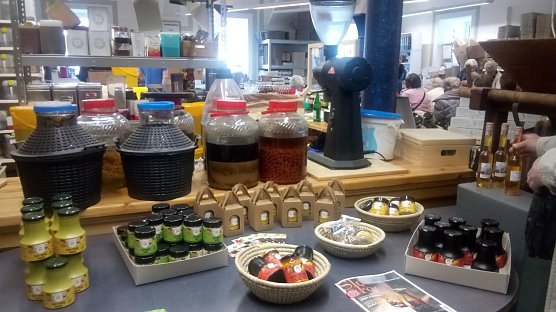 &Uuml;ber die kulinarische Vielfalt des alten Hausmittels Senf und seine wohltuenden Wirkungen erfuhren die G&auml;ste aus dem S&uuml;dharz Wissenswerte in der Senf-Manufaktur Quedlinburg. (Foto: Kurt Frank)