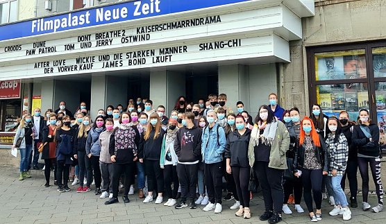 Sch&uuml;ler des IWK vorm Nordh&auml;user Kino (Foto: IWK)