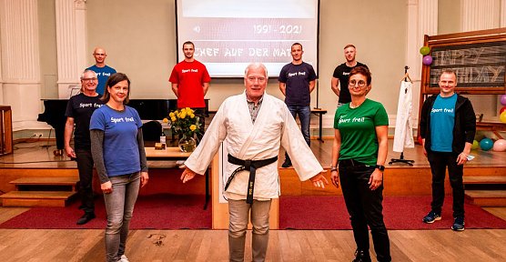 Verabschiedung f&uuml;r "den Chef" - Ralf-Gerhard K&ouml;the wurde am Donnerstag von seinen Kollegen mit sportlichen Ehren verabschiedet (Foto: agl)