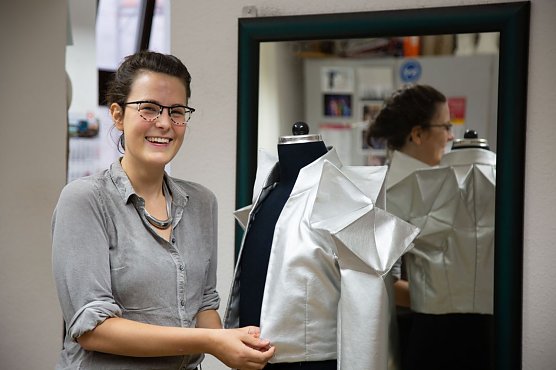 Birte Wallbaum sorgt dafür das auf der Bühne optisch alles passt (Foto: Theater Nordhausen) Birte Wallbaum sorgt dafür das auf der Bühne optisch alles passt (Foto: Theater Nordhausen)