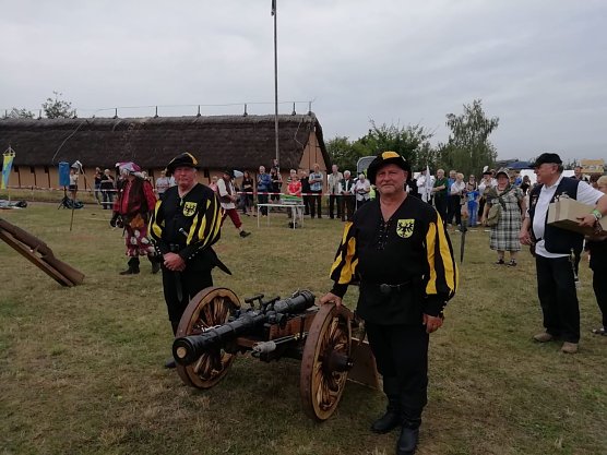 Albrecht Uhlmann und sein Richtsch&uuml;tze als "Nordh&auml;user Stadtwache" mit dem Lindwurm auf der Pfalz Tilleda (Foto: M. Garke)