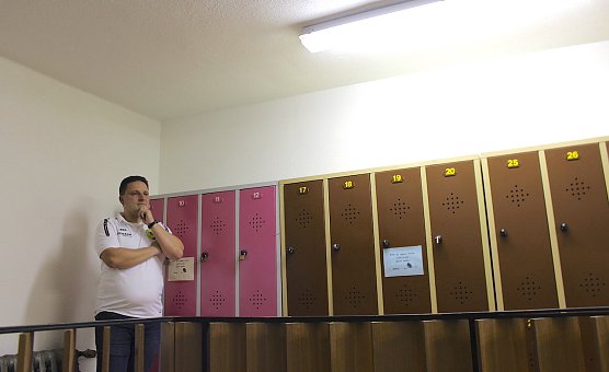 Ein nachdenklicher Tobias Ostmann vor den Spinden der Frauenumkleide im zugigen Hausflur (Foto: oas)