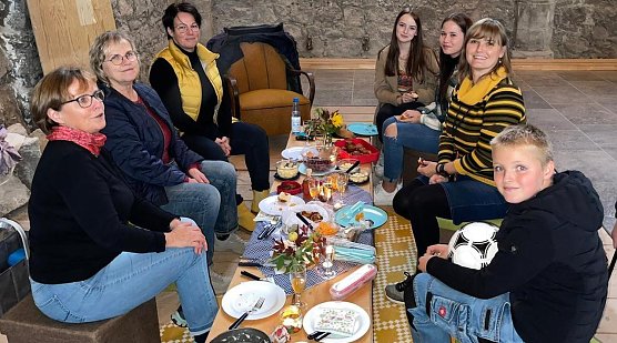 Ellricher (s)a&szlig;en zusammen (Foto: Regina Englert)