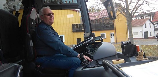 Wie schon zur Landpartie nach B&uuml;ckeburg sa&szlig; auch diesmal wieder Uwe Keitel f&uuml;r Brauer am Steuer seines Busses. (Foto: Kurt Frank)