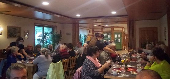 Dem Schlachte-Essen am Mittag folgte am Nachmittag ein Kaffeegedeck im Kressenhof. (Foto: Kurt Frank)