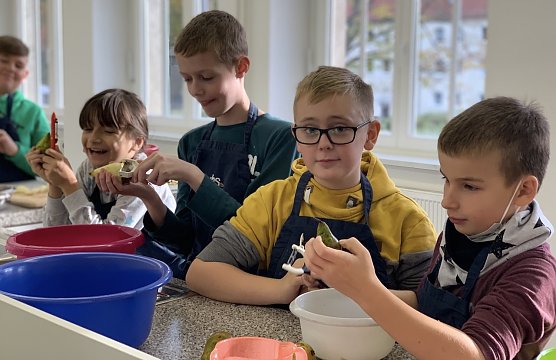 Brecht-Sch&uuml;ler beim Herstellen ihrer "4c-Matsche" (Foto: C.Schulze)