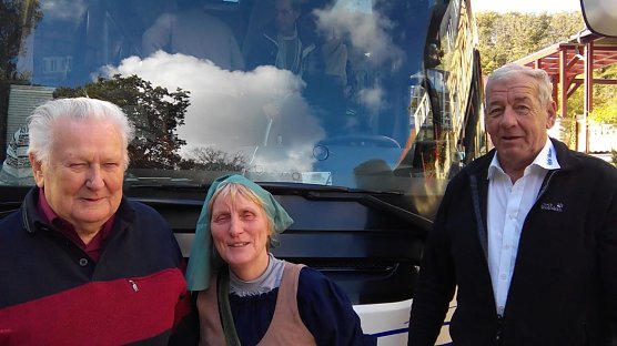 F&uuml;r den 12. Oktober  kommenden Jahres ist die Harzrundfahrt geplant. Diesmal will Harzhexe Elke Franke mit den Landsenioren das westliche Gebiet des Mittelgebirges erkunden. Ihr zur Seite stehen wieder Herbert Weschcke und Busfahrer Jochen Keitel. (Foto: Kurt Frank)