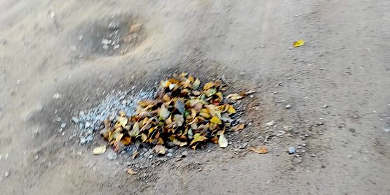 Loch an Loch in Aulebens Th.-M&uuml;ntzer-Stra&szlig;e (Foto: M.Gie&szlig;ler)