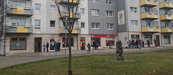Schlange vor dem Testzentrum in der Bahnhofstra&szlig;e (Foto: agl)