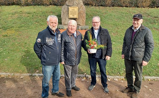 Blumen wurden am Denkmal des Rennfahrers Paul Greifzu abgelegt (Foto: H.Rein) Blumen wurden am Denkmal des Rennfahrers Paul Greifzu abgelegt (Foto: H.Rein)