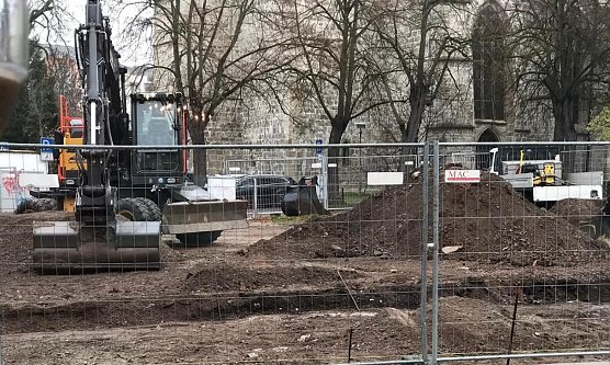 Baustelle auf dem ehemaligen Parkplatz vor der Blasiikirche (Foto: privat)