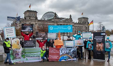 Tierschützer demonstrieren vor dem Reichstag (Foto: Tierschutzbund) Tierschützer demonstrieren vor dem Reichstag (Foto: Tierschutzbund)