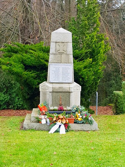 Kiregerdenkmal in Steigerthal mit frischen Gestecken (Foto: C.Wilhelm)