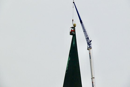 In luftiger H&ouml;he wurde heute die Festbeleuchtung am Petri-Turm angebracht (Foto: agl)