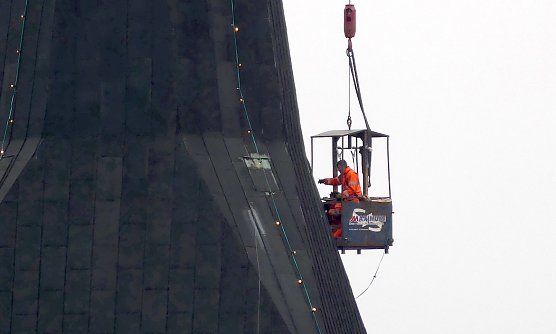 Die Lichterkette am Petersturm wird angebracht (Foto: P.Blei)