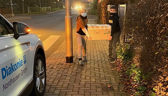 Sch&uuml;ler der Ev. Grundschule  beladen den Transporter mit Spenden (Foto: M.G&ouml;rk)