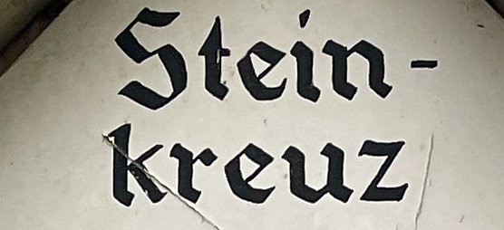 Tafel am Steinkreuz unterm M&uuml;hlberg bei Niedersachswerfen (Ausschnitt) (Foto: Tim Sch&auml;fer)