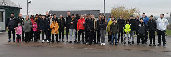 Gruppenbild vor der Biogasanlage (Foto: T.Ostmann) Gruppenbild vor der Biogasanlage (Foto: T.Ostmann)