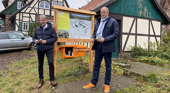 Landrat Matthias Jendricke kam in farblich passenden Schuhen zum neuen Infokasten auf der Burg. Neben ihm sein Stellvertreter in Fragen Leader-Projekte, Harztors B&uuml;rgermeister Stefan Klante (Foto: oas)