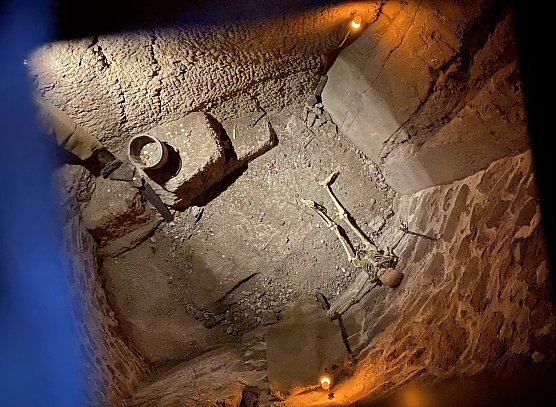 Im vom Mittelalterverein liebevoll hergerichteten Verlies hat es sich der letzte Insasse bequem gemacht (Foto: oas)