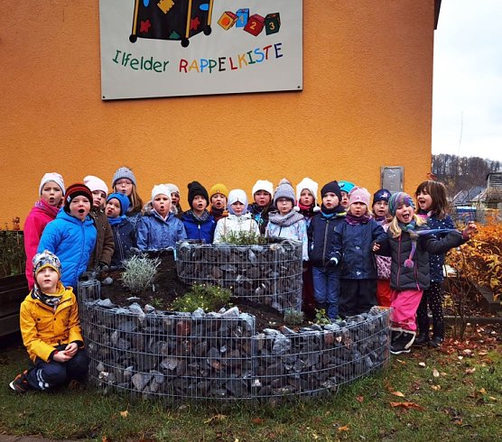 Die Kinder der Kita Rappelkiste in Ilfeld freuen sich &uuml;ber ein Wildbienen-H&auml;uschen und eine NektarTankstelle f&uuml;r Biene, Falter & Co. (Foto: Kindertagesst&auml;tte Rappelkiste)