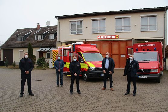 Neu und Alt nebeneinander - nach &uuml;ber 20 Jahren freute man sich bei der freiwilligen Feuerwehr Mitte heute &uuml;ber ein neues Einsatzleitfahrzeug (Foto: agl)