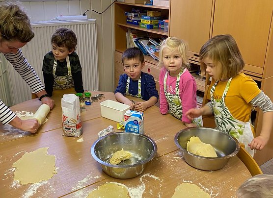 Die Hohensteiner Burgspatzen backen Pl&auml;tzchen (Foto: I.Heyn)