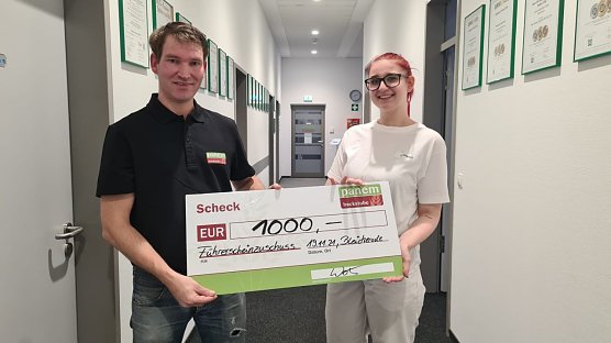 Celine freut sich &uuml;ber den F&uuml;hrerschein und einen betriebliche Unterst&uuml;tzung (Foto: Panem GmbH)