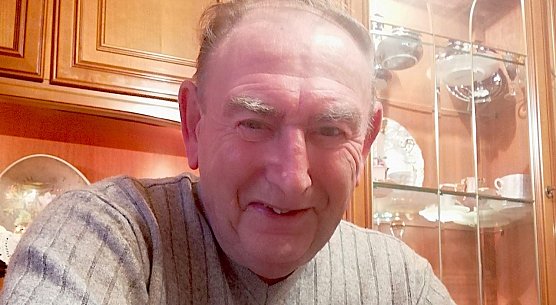 Dr. Werner Greiner beim Einsortieren der neuen Marken aus Markenspenden f&uuml;r eine Rundsendung f&uuml;r die Kindergruppenmitglieder.     (Foto: privat)