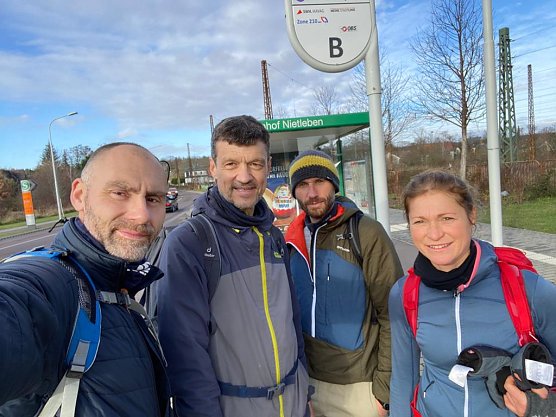 v.l.: Selfie mit vier Finishern in Halle-Nietleben: Nico Schwertfeger, Bodo Schwarzberg, Nico Graw und Nicole Korleck (Foto: Nico Schwertfeger)