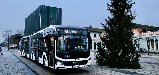 Der Landkreis erprobte heute einen E-Gelenkbus und will perspektivisch den Sch&uuml;lerverkehr entlasten (Foto: agl)