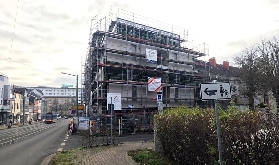 Die Fassade wird gr&uuml;n... (Foto: LA21)