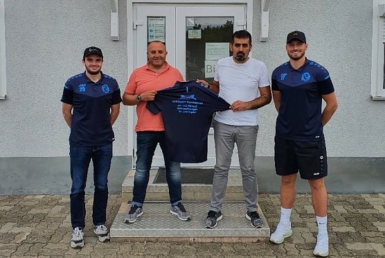 Symbolisch &uuml;berreichten Hamdija & Mehdija Catovic die Polo�s an Luca Knopf und Fabian Peter.  (Foto: F.Peter)