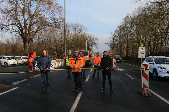 Ein wichtiges Projekt, das gut geklappt hat: (v.l.) Oberb&uuml;rgermeister Kai Buchmann, Matthias Linsel von der Firma Kemna Bau und Norman Wagner aus dem Sachgebiet Tiefbau (Foto: agl)