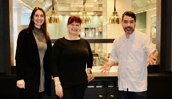 Hotelleiterin Nuell B&uuml;tow mit Resaturantchefin Sandra Piecha und Chefkoch Domenico Alioto (Foto: Eva Maria Wiegand)