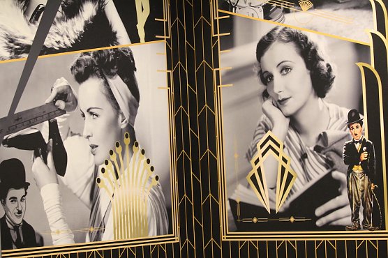 Immer pr&auml;sent neben den sch&ouml;nen Frauen: der unvergleichliche Charlie Chaplin, Namensgeber des Restaurants (Foto: Eva Maria Wiegand)