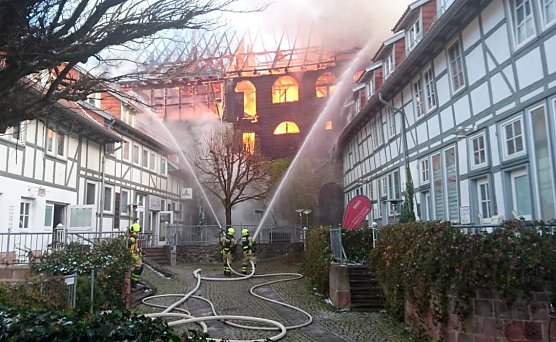 Hohe Flammen schlagen aus dem Gebäude (Foto: agl) Hohe Flammen schlagen aus dem Gebäude (Foto: agl)