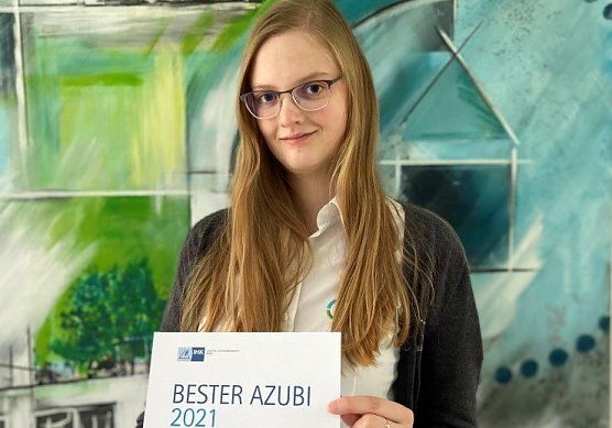 Rebecca Gerlach wurde am 08. November bei der Bestenehrung 2021 von der IHK Erfurt f&uuml;r ihre sehr guten Leistungen zur Abschlusspr&uuml;fung mit einem Pokal geehrt. Sie z&auml;hlt zu den 81 besten Absolventen im Kammerbezirk Erfurt und zu den besten drei Azubis im Ausbildungsberuf Immobilienkaufmann/ -frau. (Foto: WBG)