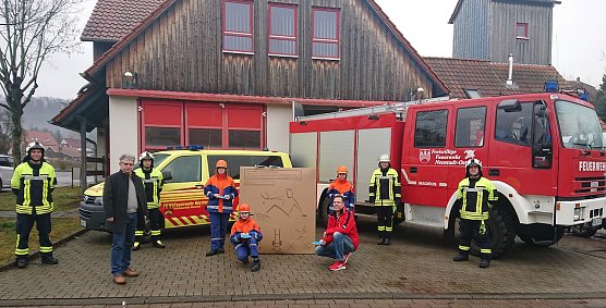 Übergabe der Tischtennisplatte gestern in Neustadt (Foto: C.Burkert) Übergabe der Tischtennisplatte gestern in Neustadt (Foto: C.Burkert)