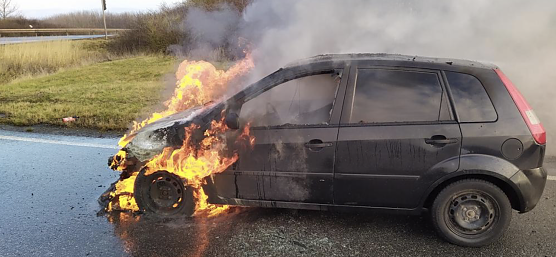Brennendes Auto an der Autobahnabfahrt Werther (Foto: S. Dietzel)