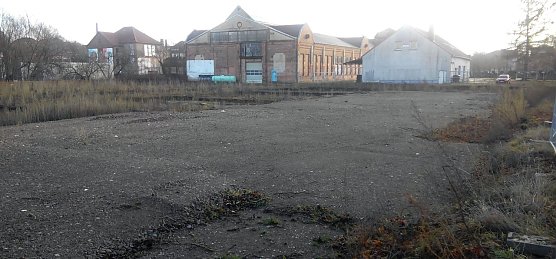 Die Fl&auml;che f&uuml;r acht Eigenheime An der Bleiche ist aufbereitet. Im Sommer des Vorjahres sollte Baubeginn sein. Doch keine Hand r&uuml;hrt sich hier mehr. Alle Interessenten winkten ab. (Foto: Kurt Frank)