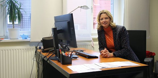 B&uuml;rgermeisterin Alexandra Rieger an ihrem zweiten Arbeitstag im noch recht spartanisch eingerichtetem neuen B&uuml;ro (Foto: agl)
