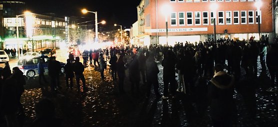 Demonstrationsteilnehmer versammeln sich auf dem Rathausplatz (Foto: agl)