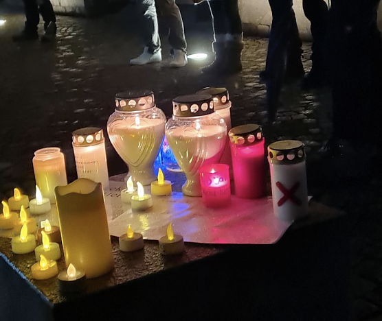 Teelichter am Rathaus (Foto: privat)
