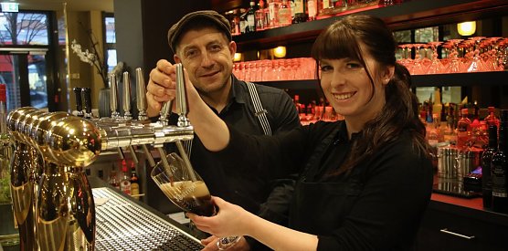 Kurzer Crash-Kurs hinter der Theke - Jobbloggerin Franzi zapft im Charlie's ihr erstes Bier (Foto: agl)