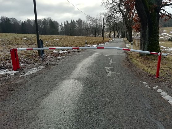 Beschädigte Schranke in Sophienhof (Foto: W. Jörgens) Beschädigte Schranke in Sophienhof (Foto: W. Jörgens)